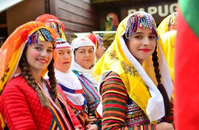 Самодейци от Брезница обраха наградите на фолклорен фестивал в Полша