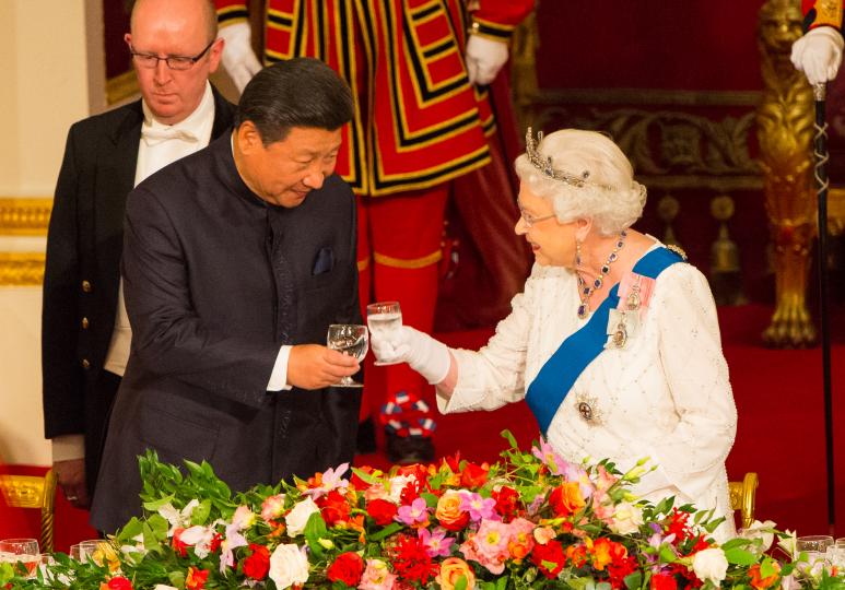 <p><b>Си Дзинпин - 2015 г.</b></p>

<p>Китайският лидер бива поканен от Дейвид Камерън като част от стремежа за засилване на търговските връзки с Великобритания. Недоволни граждани обаче проведоха протести в Лондон с <strong>искания за освобождаване на Тибет и за демократична реформа в Китай</strong>.</p>

<p>Принц Чарлз, който критикува китайската политика в миналото, провежда частна среща с президента Си, но не присъства на държавния банкет. По-късно кралицата е уловена от камерите да се оплаква от &bdquo;грубостта&ldquo; на китайските държавни служители.</p>