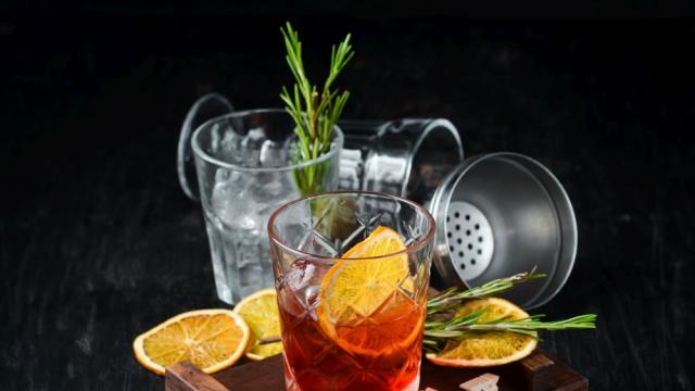 Три празнични коктейла, които да си направиш в най-приказния месец