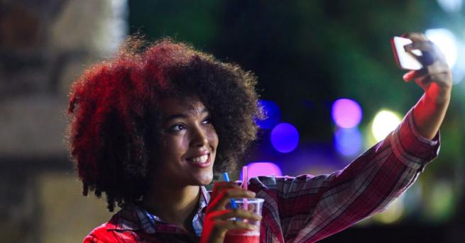 Ирански учени препоръчаха на хората които често си правят селфита