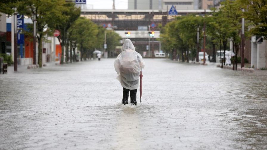 Масова евакуация в Япония: Половин милион души застрашени от наводнения и свлачища
