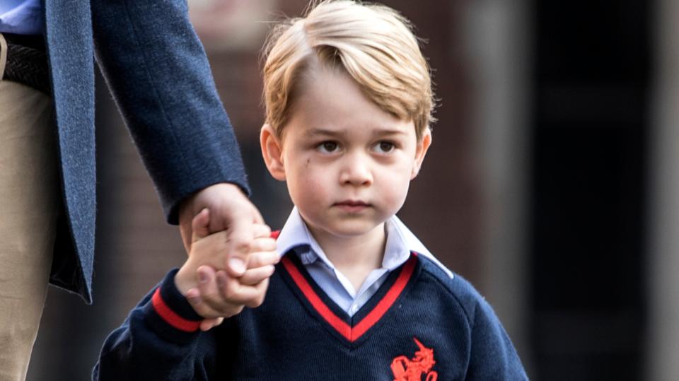 <p><strong>Принц Джордж, Великобритания &ndash; 6-годишен</strong></p>

<p>Принц Джордж вероятно е най-известният малък кралски наследник. Той е най-големият син на принц Уилям и Кейт Мидълтън &ndash; херцог и херцогиня на Кеймбридж. Шестгодишният британски принц е трети по ред наследник на британския престол след дядо си принц Чарлз и баща си. Той е роден на 22 юли 2013 г. и по традиция е кръстен в параклиса на &nbsp;двореца &bdquo;Сейнт Джеймс&ldquo;. Принц Джордж има по-малка сестра &ndash; принцеса Шарлот, и по-малък брат &ndash; принц Луис.</p>