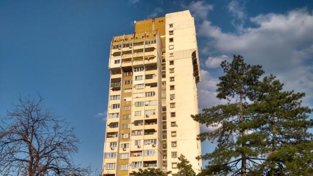 Ентусиасти обновиха сами входа на 22-етажния си блок (СНИМКИ)