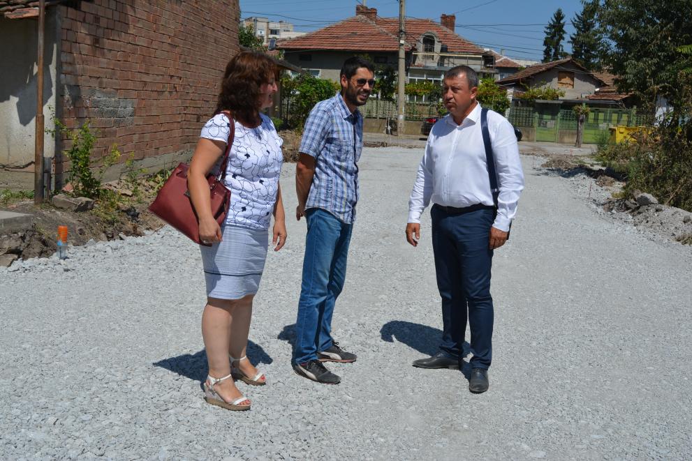 Инж. Емануил Манолов инспектира асфалтирането на чисто нова улица в Павликени