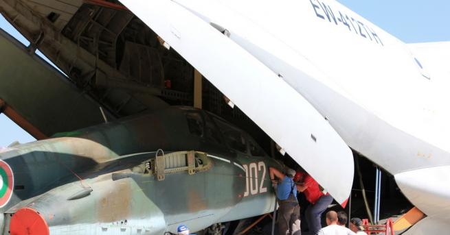 Първият от общо осем самолета Су 25 на 28 август замина