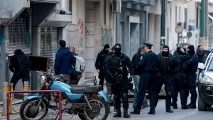 Според оценки на гръцката полиция близо 10 000 души са