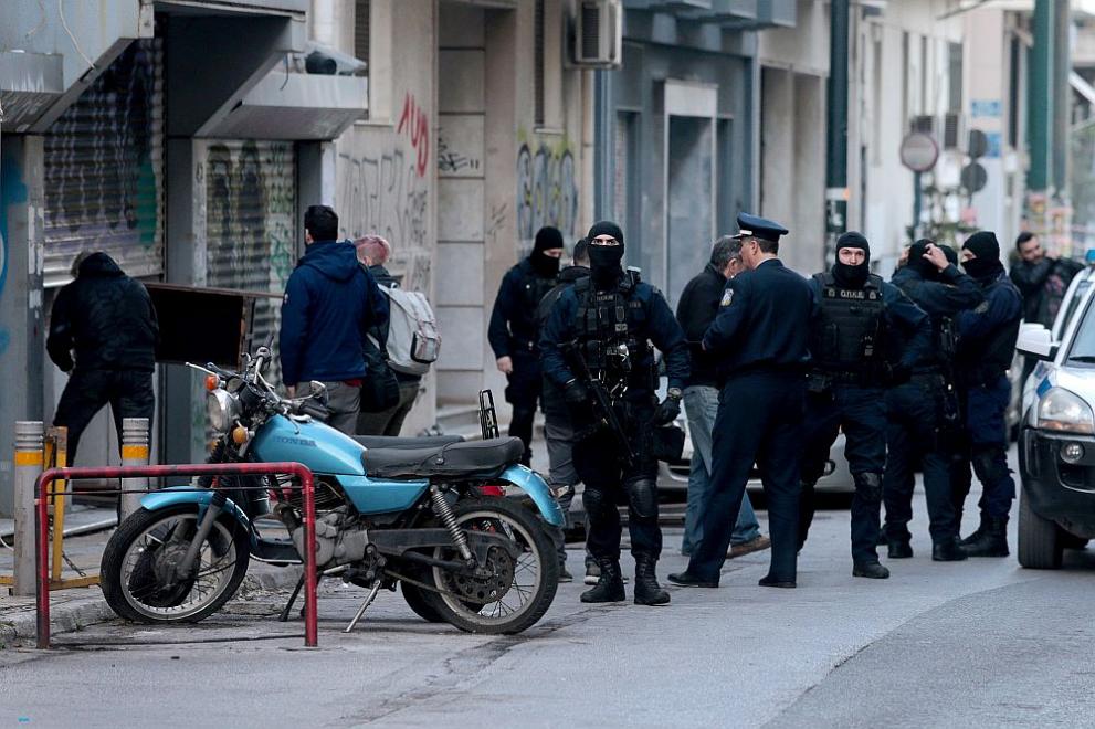 Според оценки на гръцката полиция близо 10 000 души са