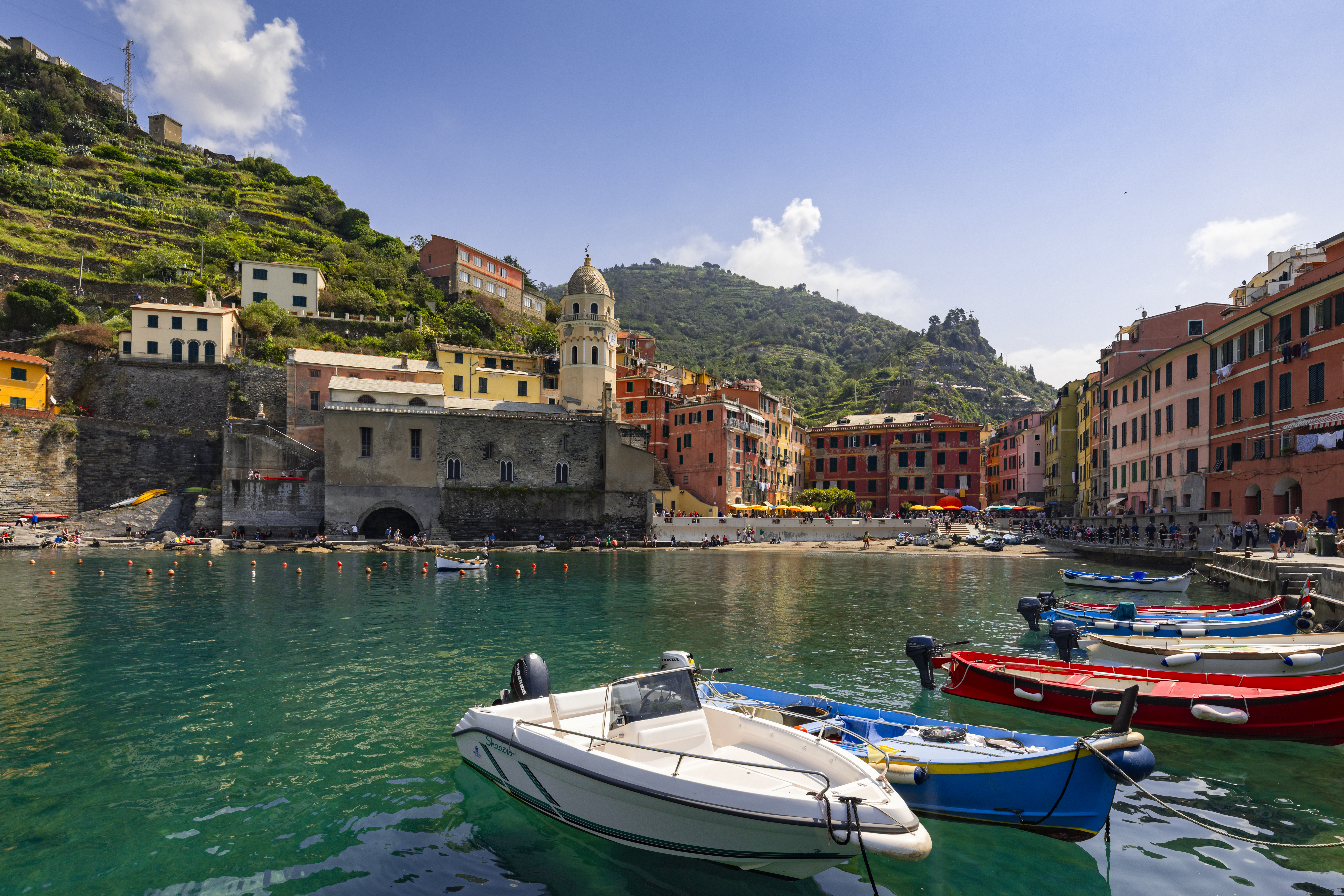 <p>Вернаца, Италия</p>

<p>Всички сгради от тази част на италианската ривиера привличат туристите с топлите си цветове. Лесно бихте се заблудили, че преди рибарите са ги боядисали така, за да ги различават от морето, но по-скоро това е решение, повлияно от туризма през 70-те години.</p>
