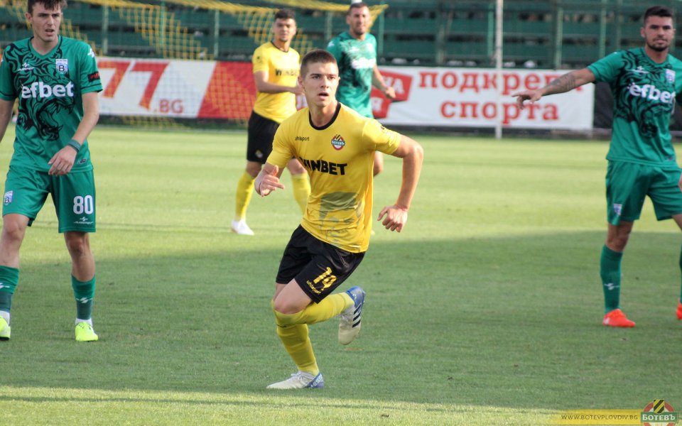 Най-младият футболист в състава на Ботев Станислав Шопов удължи договора