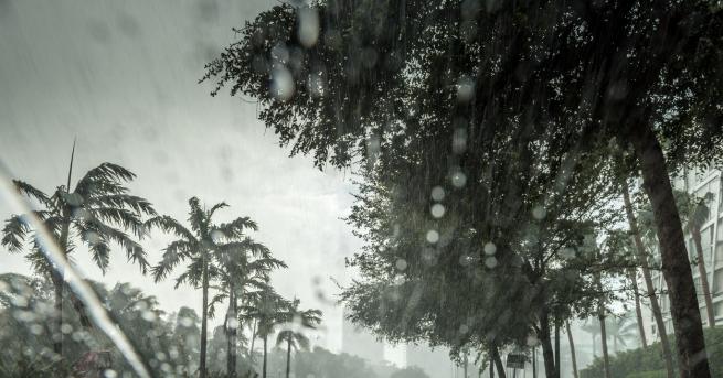 Жителите на Флорида се подготвят за връхлитането на урагана Дориан,