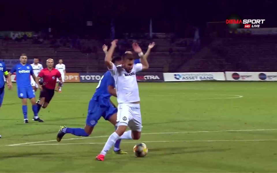 Отборът на Славия получи право да изпълни дузпа и на