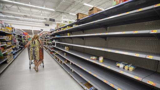  <p>Дориан се трансформира в страшилище, във Флорида се подготвят</p> 