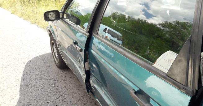 Два автомобила се удариха при изпреварване на пътя Разлог
