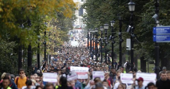 Хиляди хора участваха днес в непозволен протест в Москва с