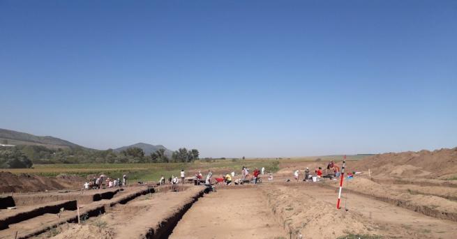 Археологическите разкопки на новостроящия се участък на магистрала Хемус край
