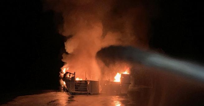 Най малко 34 души загинаха при пожар на малък кораб край