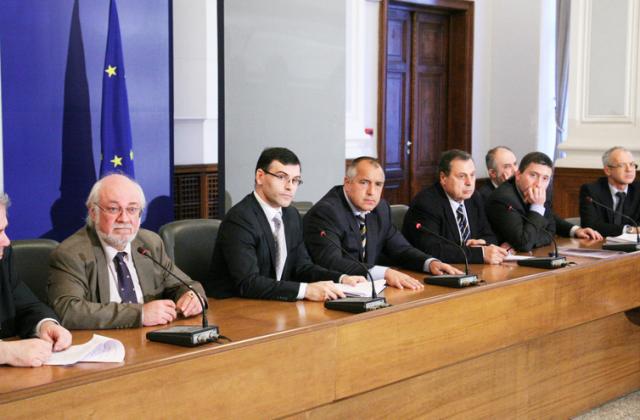 Правителството реши да бори кризата, без да прави реформи