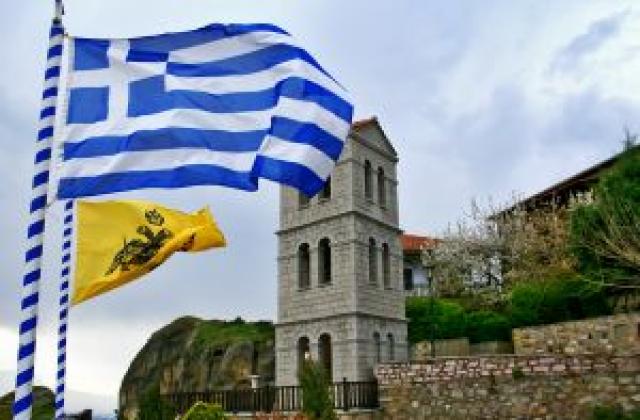 Притискат Гърция да реже заплати и пенсии