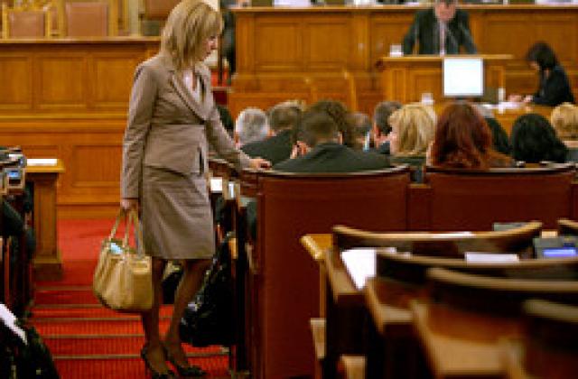 Парламентът орязва отпуските на чиновниците