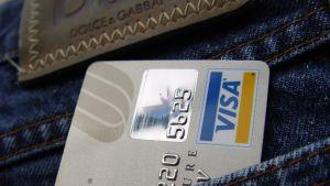 Търговци слагат нерегламентирани такси при плащане с банкови карти