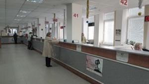 Заплатите в общинските администрации падат с 27