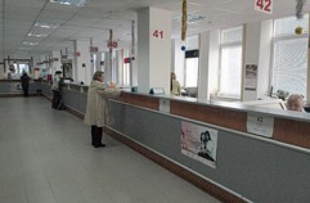 Заплатите в общинските администрации падат с 27%