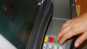 Плащаме до левче за ползване на банкомат