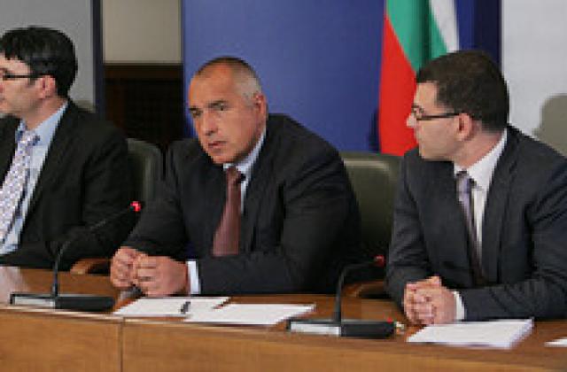 Премиерът пак ще сваля лихвите по кредитите