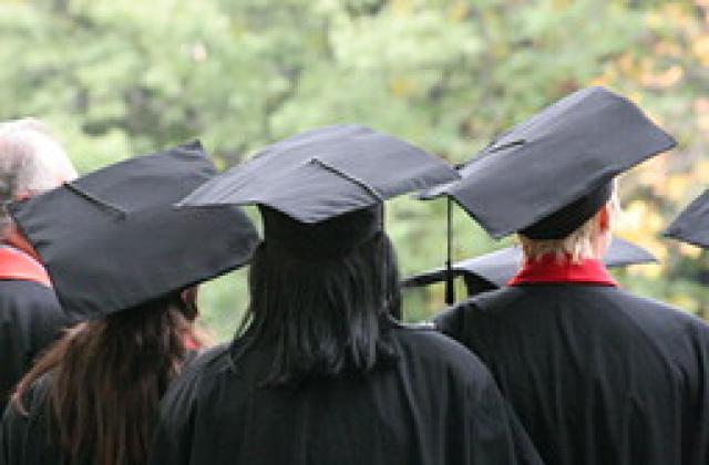 Над 2 500 студенти учат на кредит