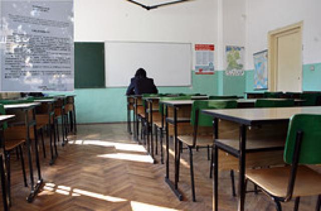 710 лв. е средната работна заплата на българския учител