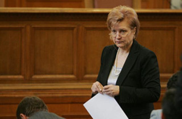 Менда Стоянова: Трябва да се намерят средства за компенсиране на пенсионерите