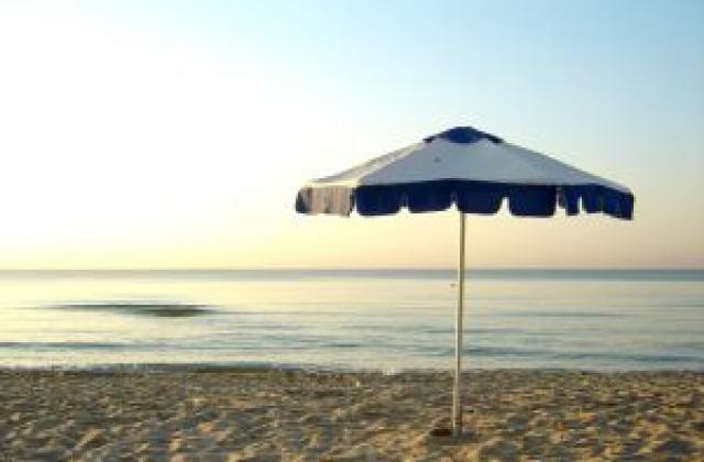 Безплатни чадъри на централния плаж в Бургас