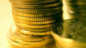 Данъчните замразяват 60 000 заплати