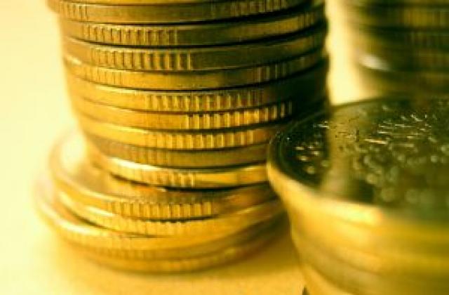 Данъчните замразяват 60 000 заплати