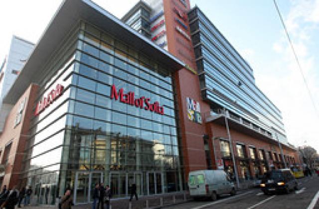 Данъчните започват проверки дали молове не перат пари