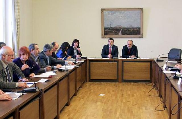 Вдигат заплатите на чиновниците догодина