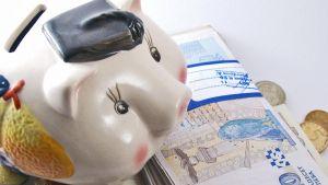 Нарасналото спестяване свали лихвите по депозитите