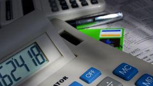 Плащаме налозите с карти от април