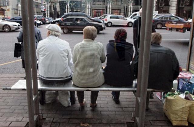 В кризата на 100 осигурени вече се падат над 81 пенсионери