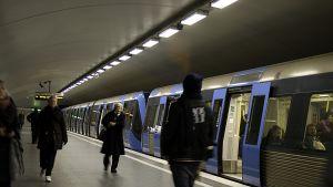 Метрото спря спада в цената на имотите