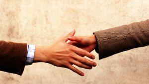 Как чужденец може да купи имот да сключи брак и