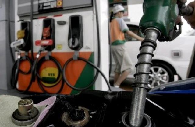 Литър бензин с 2 стотинки надолу