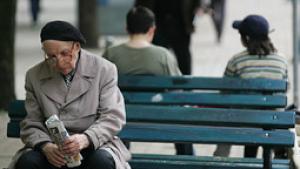 Задържаме пенсионната възраст временно