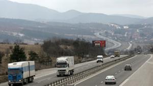 Данъчни с униформа спират на пътя