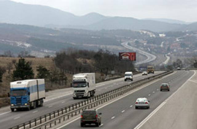 Данъчни с униформа спират на пътя