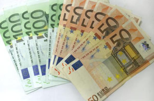 Еврото леко остъпва на долара