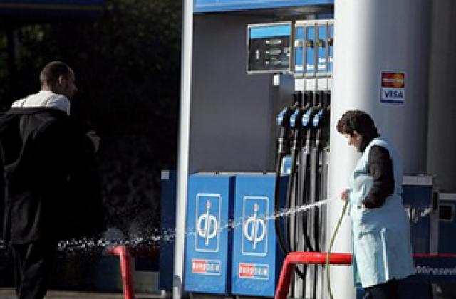Цената на петрола слабо се повиши. За следващата седмица прогнозите са за спад