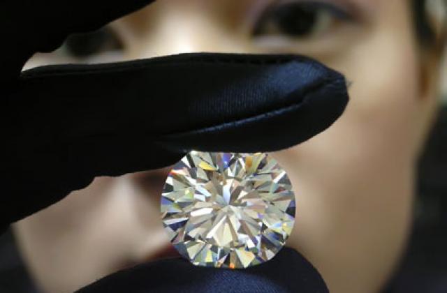 Два гигантски диаманта продадени за 6 млн. долара