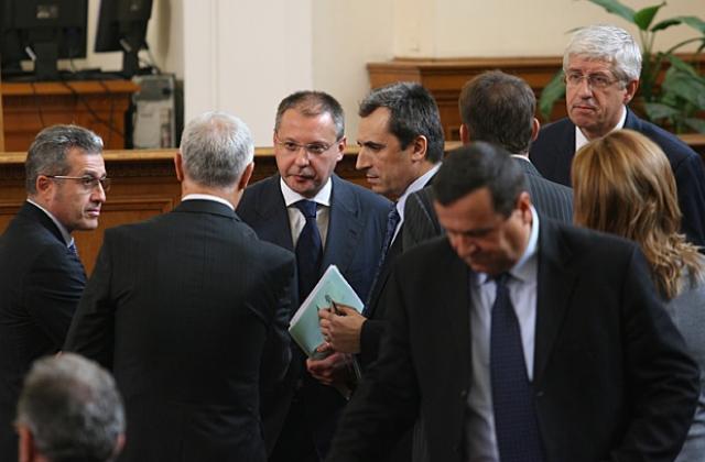 Станишев привиква министрите си един по един заради кризата