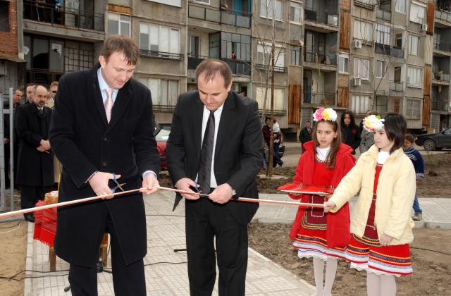 Енел Марица Изток 3 ремонтира детска площадка за 35 000 евро